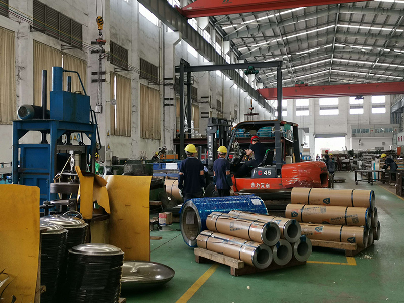 贺州不锈钢水塔封盖厂出货量高峰期到来，群发不锈钢团结一致迎接考验